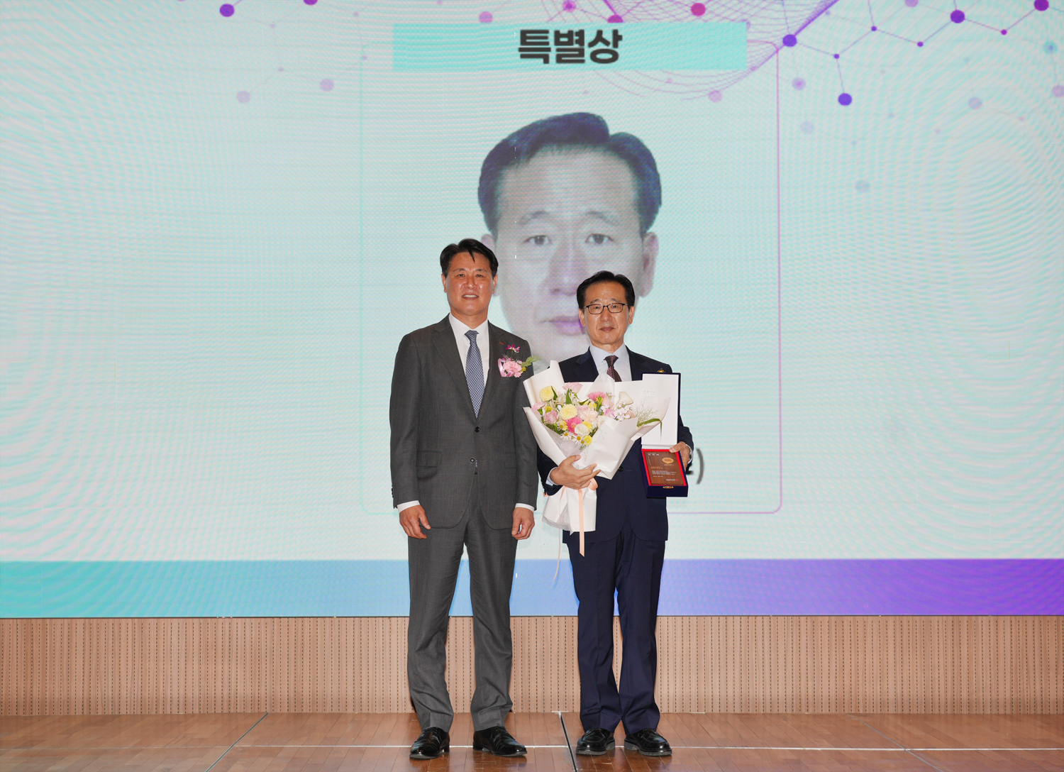 BNK경남은행, ‘제30회 경남중소기업대상 시상식’에서 ‘BNK경남은행장 표창’ 시상…수상 기업과 임직원들 노고 격려